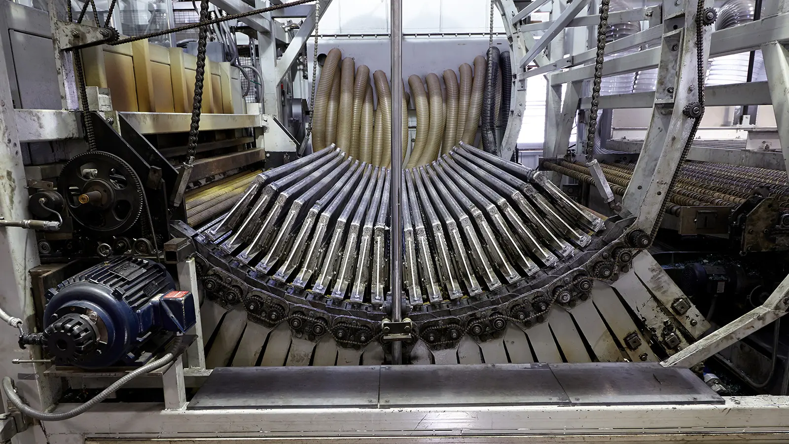 Bent glass parts on the conveyor of a tempering and bending line