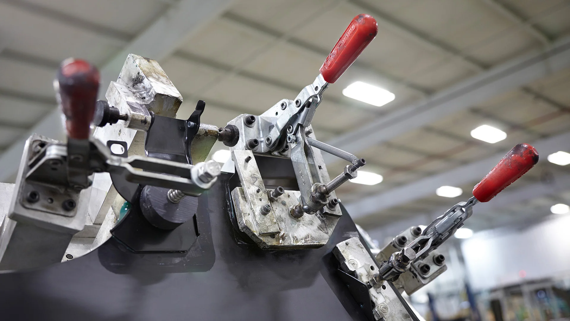 Clamping fixture used to assemble hardware onto glass